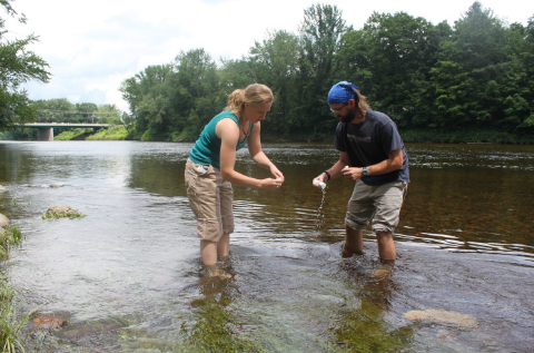 污水進水口采樣 污水進水口采樣
